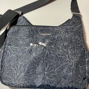 Baggallini Crossbody10x9x1.5 Geo Print Like New